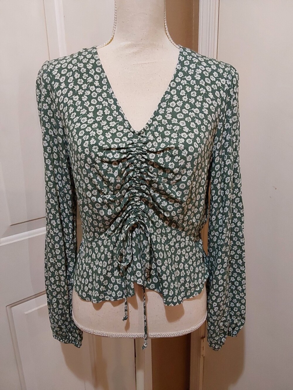 🌺 NWT Rewind Green Floral Ruched V-Neck Peplum Blouse